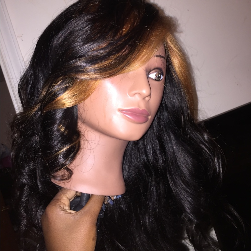 Middle/side part wig with blonde streaks